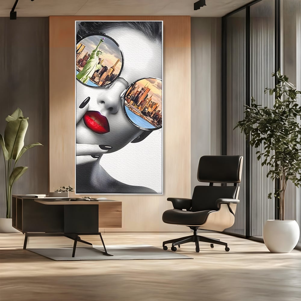Tablou canvas cu tablou canvas cu portret femeie ochelari, in rama de aluminiu argintiu, pe perete intr-un birou
